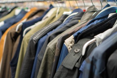 İkinci el dükkanı sonbahar ceketler.