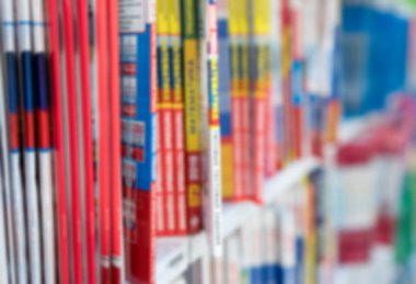 Kitap mağaza rafındaki bulanık dergiler.