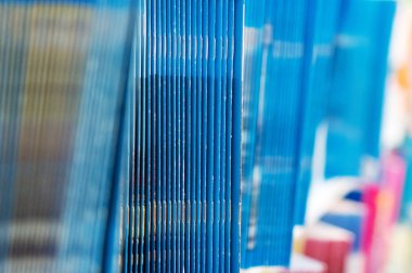 Dergi kitap mağaza rafındaki.