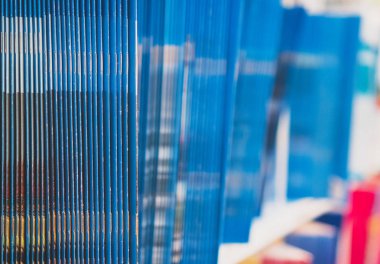 Dergi kitap mağaza rafındaki.