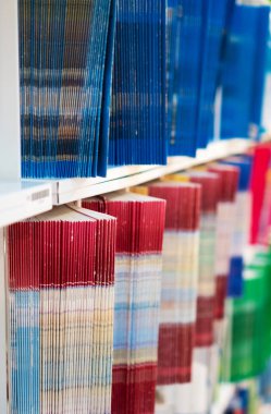 Dergi kitap mağaza rafındaki.