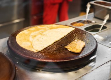 Gözleme hazırlanması. Mutfakta aşçı çalışır.