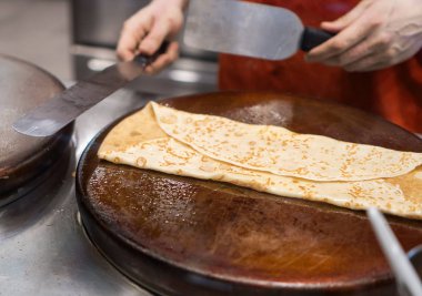 Gözleme hazırlanması. Mutfakta aşçı çalışır.