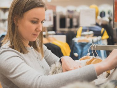 Kadın seçerek kış ceket kürk giyim mağaza.