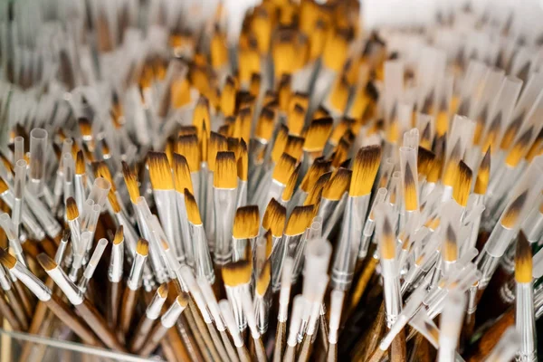 Un sacco di spazzole per il disegno nel supermercato . — Foto Stock