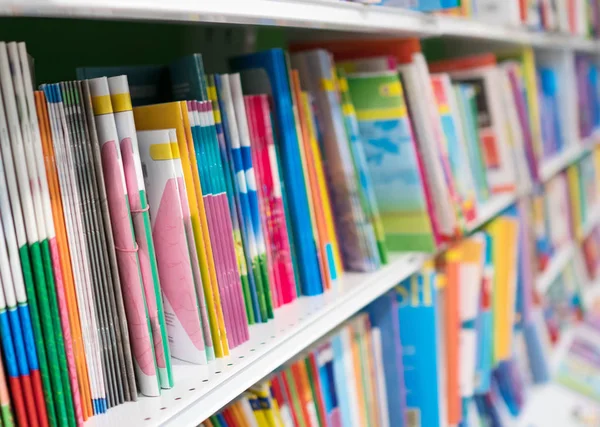 Cadernos escolares na prateleira da livraria . — Fotografia de Stock