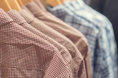 Erkek gömlek bir giyim mağazası.