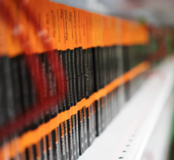 Livros desfocados na prateleira da livraria . — Fotografia de Stock