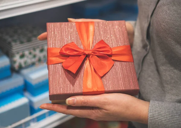 Close-up of female hands holding gift box. — Stock Photo, Image