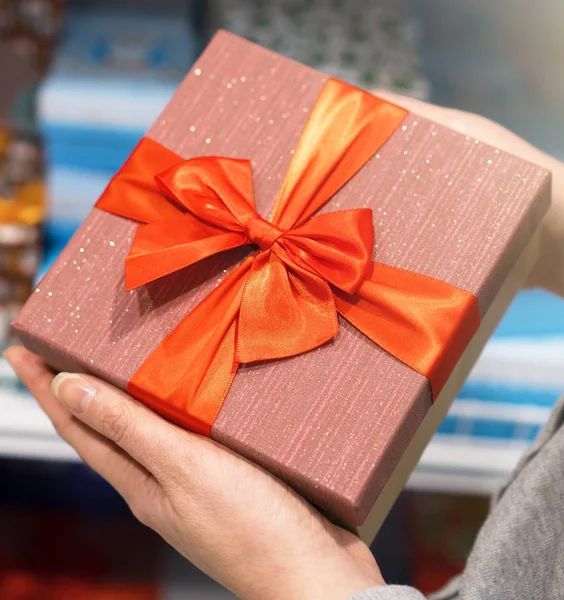 Close-up of female hands holding gift box. — Stock Photo, Image