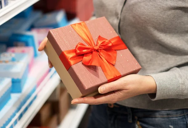 Close-up of female hands holding gift box. — Stock Photo, Image