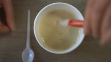 Kadın kafede kahve yapıyor. Üstten Görünüm.