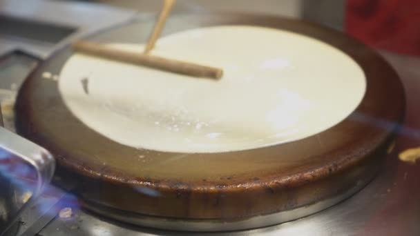 Voorbereiding Van Pannenkoek Cook Werkt Keuken — Stockvideo