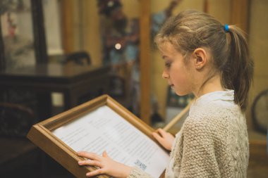 Küçük kız Expositions Müzesi'nde keşfetmek.