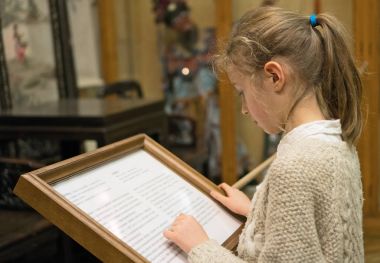 Küçük kız Expositions Müzesi'nde keşfetmek.