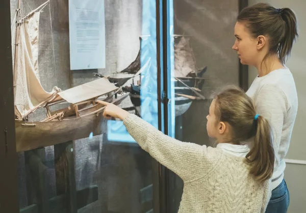 Vrouw en haar dochter verkennen van exposities in het museum. — Stockfoto