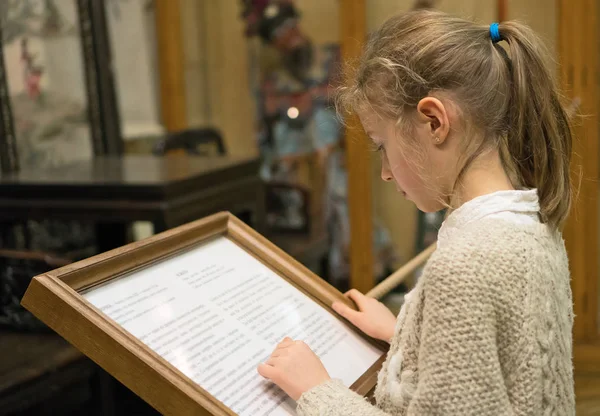 Küçük kız Expositions Müzesi'nde keşfetmek.