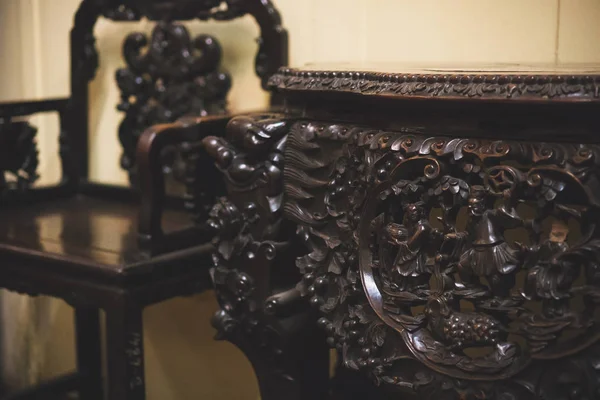 Tisch mit Stühlen im antiken China. — Stockfoto