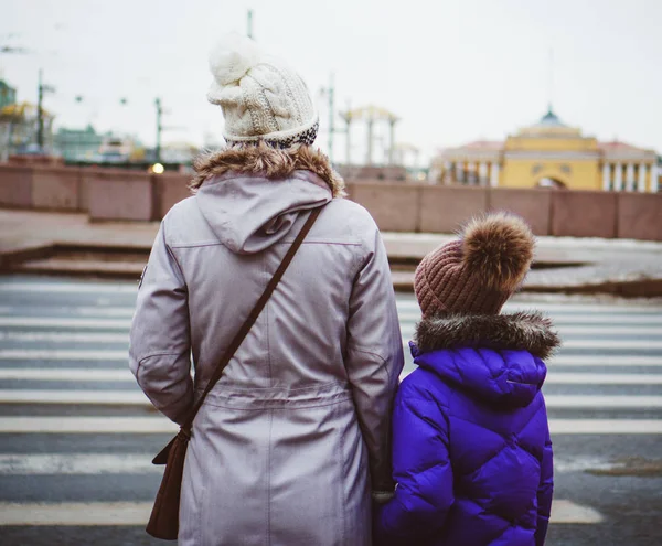 Mother and daughter crossing the road. Back view. — Stock Photo, Image