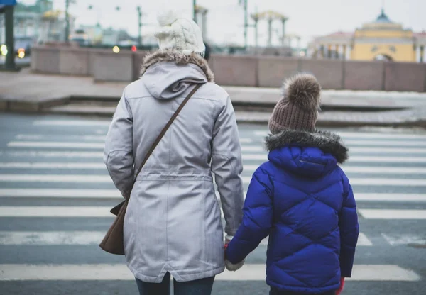 Mother and daughter crossing the road. Back view. — Stock Photo, Image