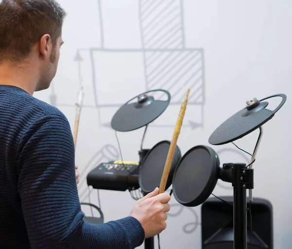 Man playing on electronic drums. Back view. — Stock Photo, Image