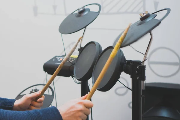 Man spelen op elektronische drums. — Stockfoto