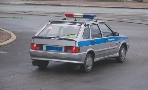 Russisches Polizeiauto auf der Straße. — Stockfoto
