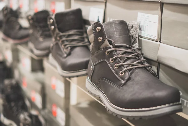 Colección de zapatos de invierno para hombre en la tienda . — Foto de Stock