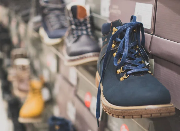 Colección de zapatos de invierno para hombre en la tienda . — Foto de Stock