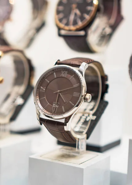 Collectie van moderne horloges in de etalage. — Stockfoto
