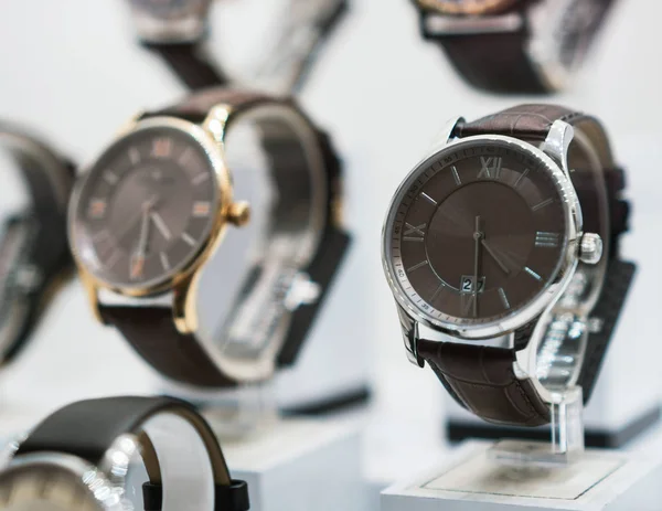 Kolekcja nowoczesnych zegarków w oknie sklep. — Zdjęcie stockowe