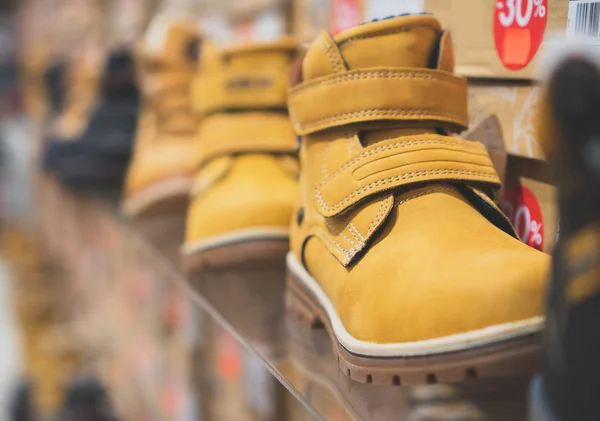 Colección de zapatos de invierno para hombre en la tienda . — Foto de Stock