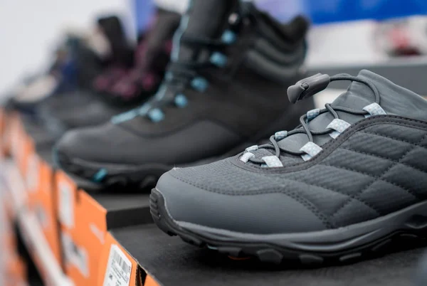 Colección de diferentes zapatos para niños de invierno en tienda . — Foto de Stock