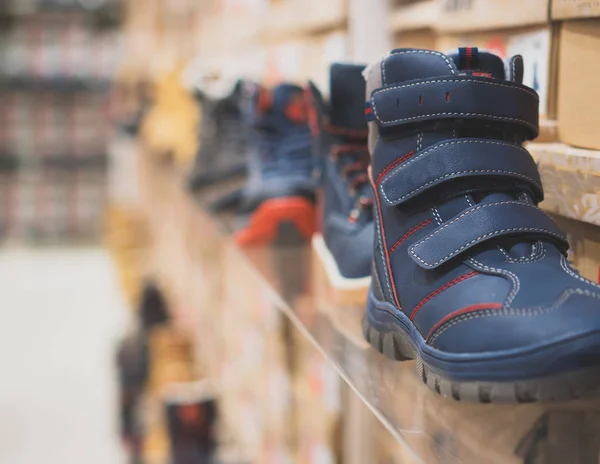 Samling av olika vinter barn skor i butik. — Stockfoto