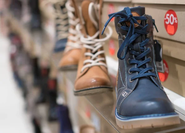 Colección de zapatos de invierno para hombre en la tienda . — Foto de Stock