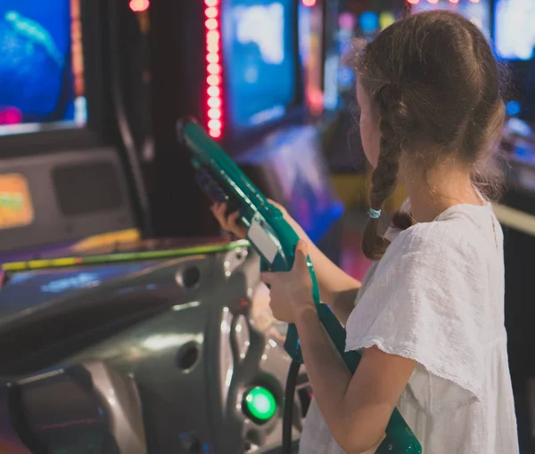 Niña jugando juego de disparos en el parque temático . — Foto de Stock