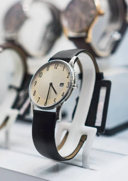 Kolekce moderních hodinek ve výloze. — Stock fotografie