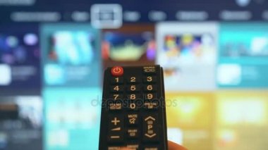 TV uzaktan kumanda tutan erkek el. Akıllı Tv.