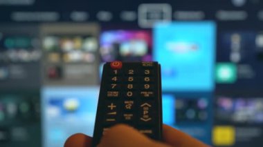 TV uzaktan kumanda tutan erkek el. Akıllı Tv.