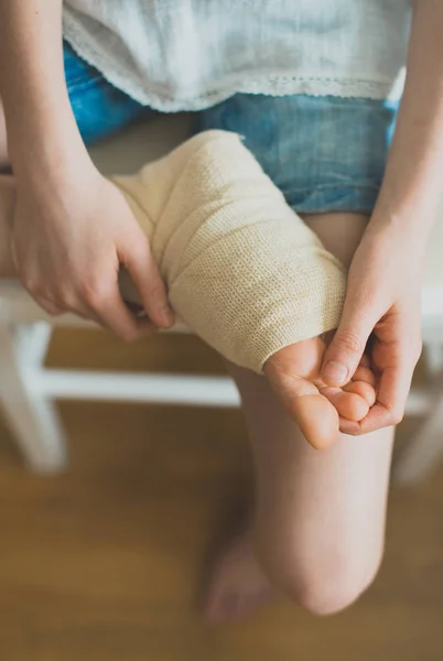 Barn fotled med elastisk bandage på det. — Stockfoto