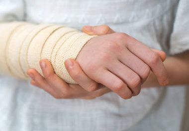 Çocuk kol üzerinde Elastik Bandaj ile.