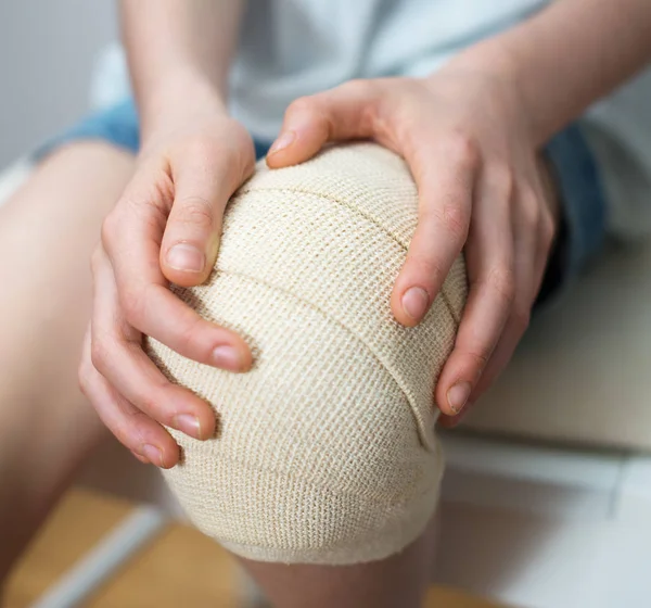 Barn knä med elastisk bandage på det. — Stockfoto