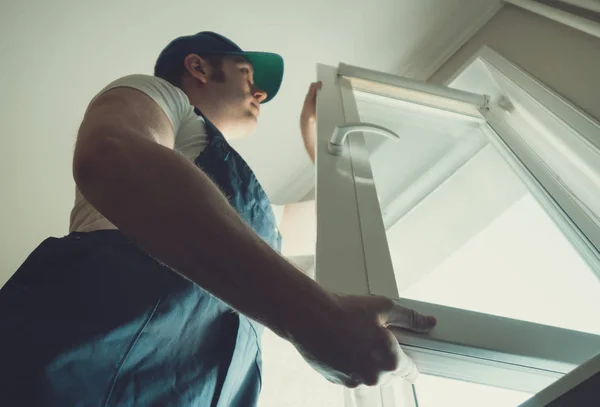 Professionele klusjesman installeert venster thuis. — Stockfoto