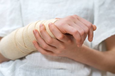 Çocuk kol üzerinde Elastik Bandaj ile.