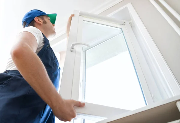 Profissional faz-tudo instalando janela em casa. — Fotografia de Stock