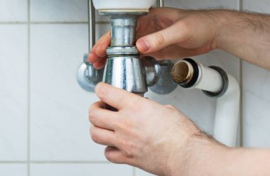 Evde çok eski boru hattı tamir tesisatçı.