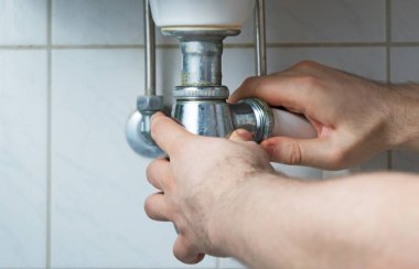 Evde çok eski boru hattı tamir tesisatçı.