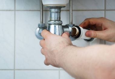 Evde çok eski boru hattı tamir tesisatçı.