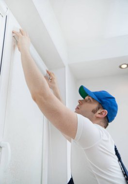 Yakışıklı tamirci kaset stor perde yükleme.