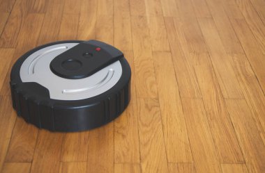 Siyah robot elektrik süpürgesi. Senin metin için yer.